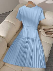 Franclia Elegante vestido de manga corta con cuello redondo, cintura ceñida y parches plisados de color albaricoque de longitud media para mujer, primavera/verano - Celeste - Ver 2