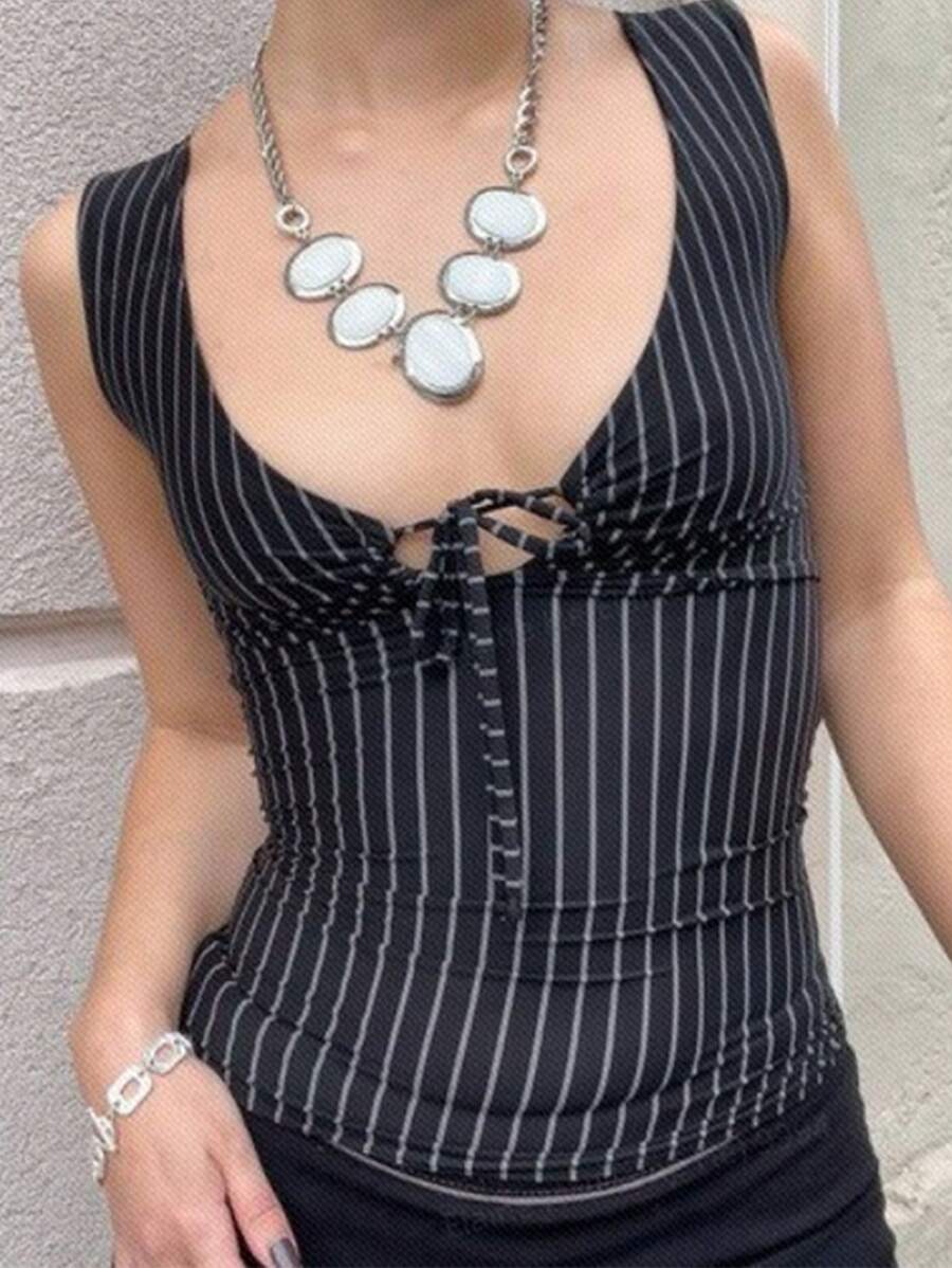 SHEIN Essnce 性感女郎单色吊带V领吊带背心，简约百搭无袖上衣