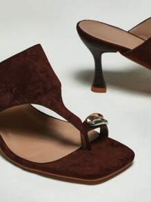 SHUZIA Sandalias de tacón con tiras entre los dedos y banda gruesa para mujer - Marrón - Ver 2