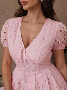 SHEIN Unity 镂空刺绣泡泡袖荷叶边下摆短款连衣裙 - 淺粉色 - 查看 6