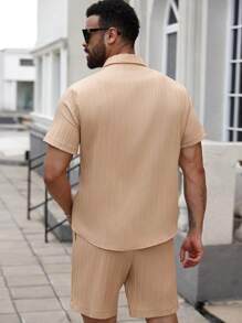 Manfinity Homme Conjunto de camisa e shorts casuais plus size masculinos de verão com bolsos lisos e manga curta, abotoamento simples - Caqui - Ver 2