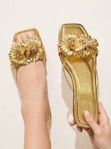 CUCCOO CHICEST 女士夏季新款鸢尾花装饰方头平底优雅休闲时尚金色金属仿皮女士平底凉鞋，适合海滩、派对、度假、海滩生活方式 - 金色 - 查看 2