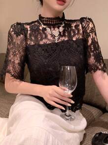 DAZY بلوزة إنسيابية أنيقة للنساء بياقة دانتيل وأكمام قصيرة، 2 في 1 لفصل الصيف - الأسود - مشاهدة 3