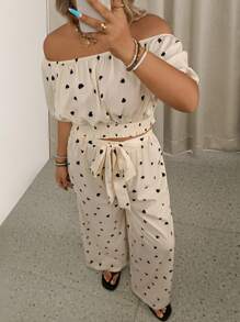 SHEIN VCAY 加大码杏色底色搭配黑色心形装饰露肩短袖衬衫和长裤休闲度假套装