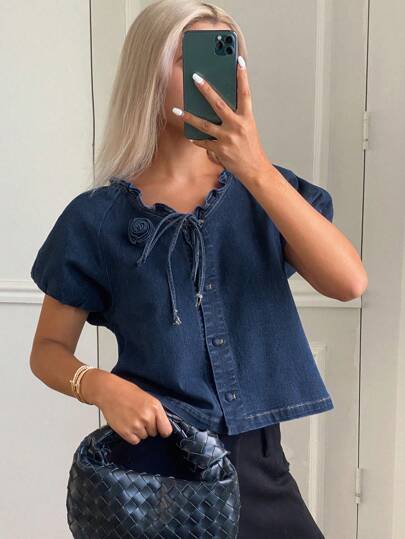 Livesso 女款生菜下摆纽扣3D花结牛仔夹克