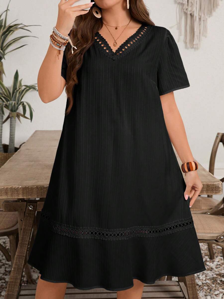 EMERY ROSE 大码女式纯色蕾丝拼接 V 领短袖直筒休闲连衣裙，夏季 - 黑色 - 查看 1