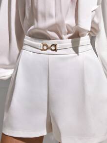 CLARA VERO Shorts blancos de talle alto, con detalles de hebilla dorada, elegante fondo de verano, ajuste entallado, estilo casual elegante