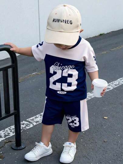 SHEIN Playful Pals 1 套婴幼儿男童运动风格服装，白色和蓝色拼色 T 恤印有“芝加哥 23”和“美国”，短袖设计搭配短裤，适合休闲运动和玩耍，春夏季