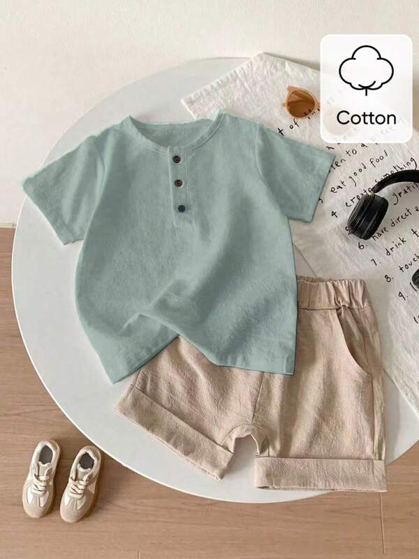 SHEIN Genkimix Kids 2 pezzi/set Outfit casual per ragazzo giovane composto da t-shirt a scollo a V e pantaloncini