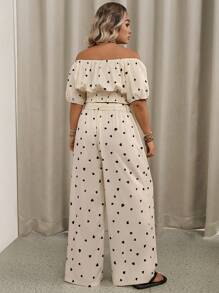 SHEIN VCAY 加大码杏色底色搭配黑色心形装饰露肩短袖衬衫和长裤休闲度假套装