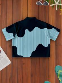 Manfinity Chillmode Modisches lässiges junges Urlaubshemd für Herren mit Ozeanwellen-Streifenprint und Schriftzug, geeignet für Sommer Outdoor, Urlaub, Dates, Partys, perfekt für Paarmodepassung, tolles Geschenk für den Freund