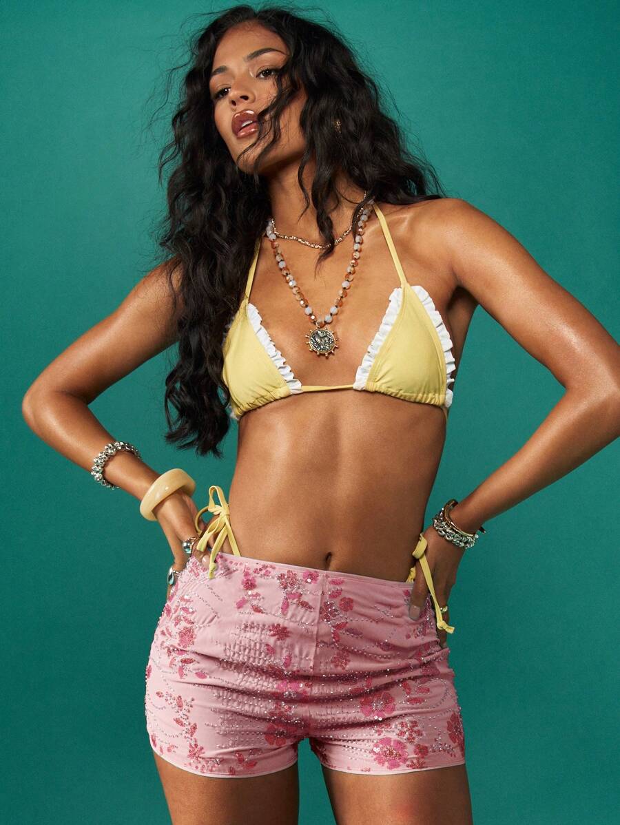 MISSGUIDED Short taille haute extensible style broderie florale pour festival d'été avec liens sur les côtés, short de plage, de fête, de club et de danse - Rose bonbon - Voir 1