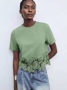 Maija Camiseta de mujer de unicolor con encaje de contraste y cuello redondo, de manga corta, adecuada para vacaciones, casual de negocios, viajes urbanos, elegante y chic, adecuada para maestras y atuendo de oficina, casual de negocios para mujer, para oficina y trabajo de mujer - Verde - Ver 1