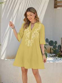 Glamance Vecteezy فستان قصير مزخرف بطباعة زهرة صفراء أنيقة للنساء لعطلة الصيف