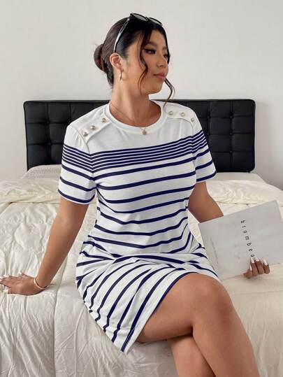 SHEIN Frenchy Vestido casual de manga corta con cuello redondo, diseño con botones y rayas para mujer de talla grande en verano