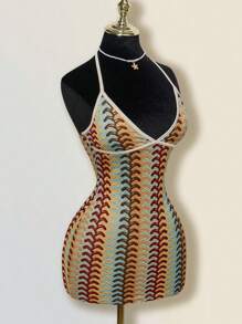 SHEIN ICON Vestido corto para la playa con cuello halter, espalda descubierta y escote en V profundo, confeccionado en tejido jacquard de punto con colores contrastantes y borde acanalado