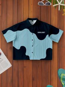 Manfinity Chillmode Modisches lässiges junges Urlaubshemd für Herren mit Ozeanwellen-Streifenprint und Schriftzug, geeignet für Sommer Outdoor, Urlaub, Dates, Partys, perfekt für Paarmodepassung, tolles Geschenk für den Freund