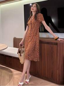 Pariaura 法式复古立领V领收腰及膝碎花连衣裙，优雅大方 - 酒紅色 - 查看 3