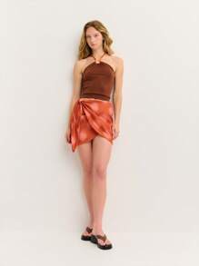 Nöista 提花裹身橙色迷你裙，侧边系带，旭日图案。丝滑质感，不对称剪裁，非常适合沙滩装、圣若昂造型，或大胆的美国独立日造型。