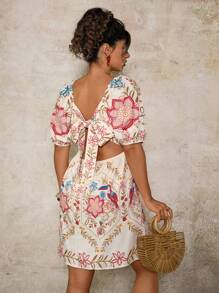 Travachic Đầm mini hở lưng tay bồng cổ vuông in họa tiết Bohemian cổ điển cỡ lớn - Màu be - Xem 2