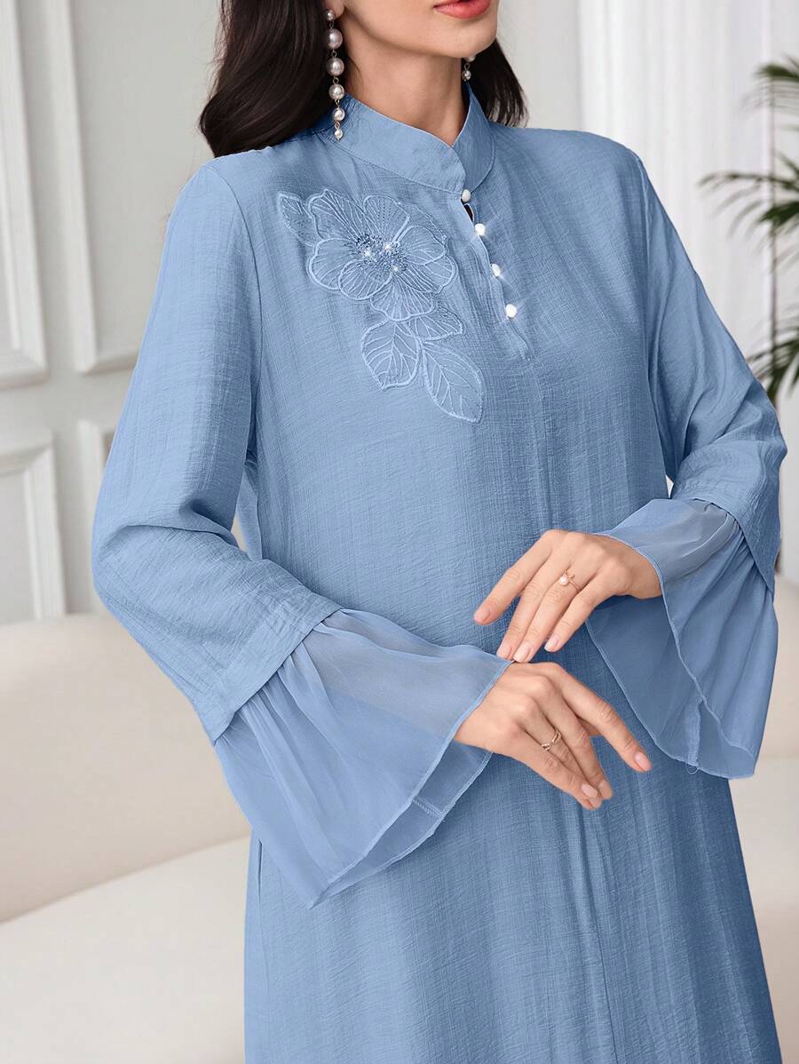 Al Najma 阿拉伯风格宽松长袖女式连衣裙，带补丁，立领，网眼嵌件 - 藍色 - 查看 1