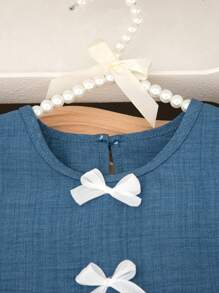 SHEIN Vintaside Kids 幼儿女童夏季新款圆领后开袖荷叶边前蝴蝶结装饰衬衫和休闲直筒短裤 2 件套，简约复古时尚服装 - 藍色 - 查看 4