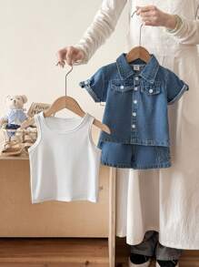 SHEIN Vintaside Kids 3 件套男婴春夏套装，含白色无袖背心、牛仔领短袖夹克和牛仔短裤，简约风格，合身设计，适合户外玩耍、室内舒适和派对 - 淺藍色 - 查看 7