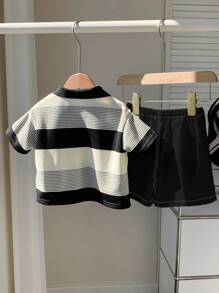 SHEIN 2 件套男婴休闲条纹 Polo 衫和白色短裤套装，适合生日派对、晚会、婚礼、迎婴会、1 岁生日庆祝活动和其他场合男婴夏季套装男婴条纹 Polo 衫和短裤套装黑白男婴服装，返校服装 - 彩色 - 查看 2