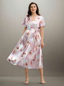 SHEIN Clasi Vestido de talla grande para mujer con estampado floral elegante, cuello en V, mangas con volantes, cintura con nudo, y largo hasta la pantorrilla. Apto para primavera y verano.