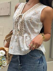 SHEIN Frenchy 女士夏季V领刺绣无袖花卉提花纹理前中系带休闲衬衫，适合夏季度假穿着 - 彩色 - 查看 5