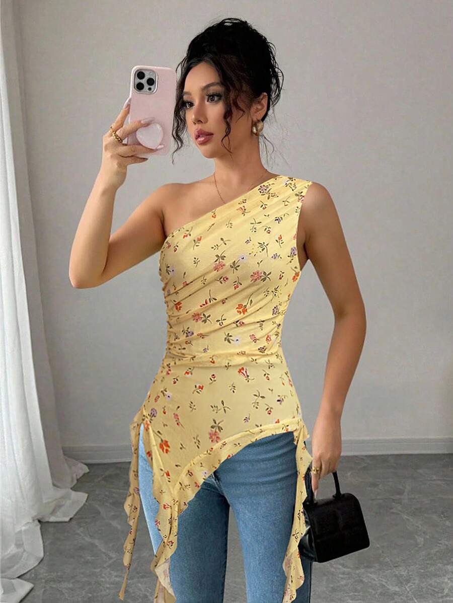 Breezaya Blusa casual de verano para vacaciones con hombro asimétrico y estampado floral disperso en amarillo para mujer