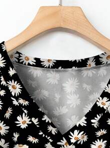 EMERY ROSE 休闲简约雏菊花卉印花加大码 V 领短袖 T 恤带口袋，加大码，适合夏季雏菊印花衬衫女式花卉衬衫女式夏季衬衫黑色雏菊上衣适合外出