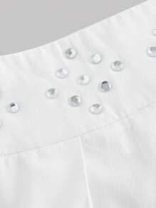 SHEIN MOD تنورة مكسرة مرصعة بالماس ذات رقبة على شكل V أبيض إنتاج ملكي - ملمس لامع ، جمالية المال القديم ،إطلالة مهذبة ، مستوحاة من السبعينيات ، حلوة وجميلة ، مثالية للارتداء في المدرسة والانتقالات والحفلات والمواعيد