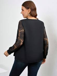 Chikora Camicetta donna taglie forti con scollo a V, effetto patchwork con girasole, inserti in pizzo e balze sulle maniche, adatta alla primavera - nero - Visualizzare 2