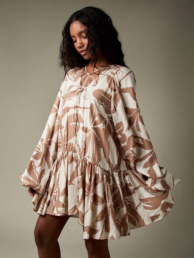 MISSGUIDED Bohemien Minikleid mit Ballonärmeln, florale Muster, Bindedetail vorne, fließender Empire-Stil, Urlaubs-Resort-Kleid für Herbst und Winter