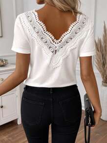 SHEIN Camiseta Feminina Casual de Manga Curta com Decote em V, Patch de Coração e Barra de Renda - Branco - Visão 3