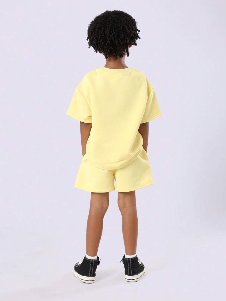 Zweiteiliges Set aus passendem T-Shirt und Shorts mit Markendetails