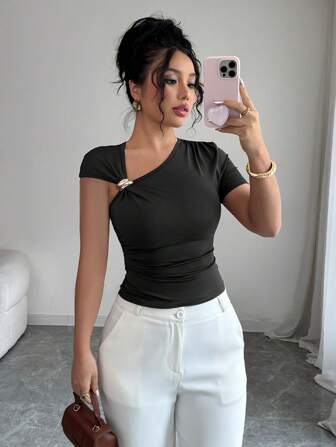 Elenzga Damen elegantes T-Shirt mit asymmetrischem Ausschnitt, 3D Roségold Metallknopf Verzierung, Kurzarm