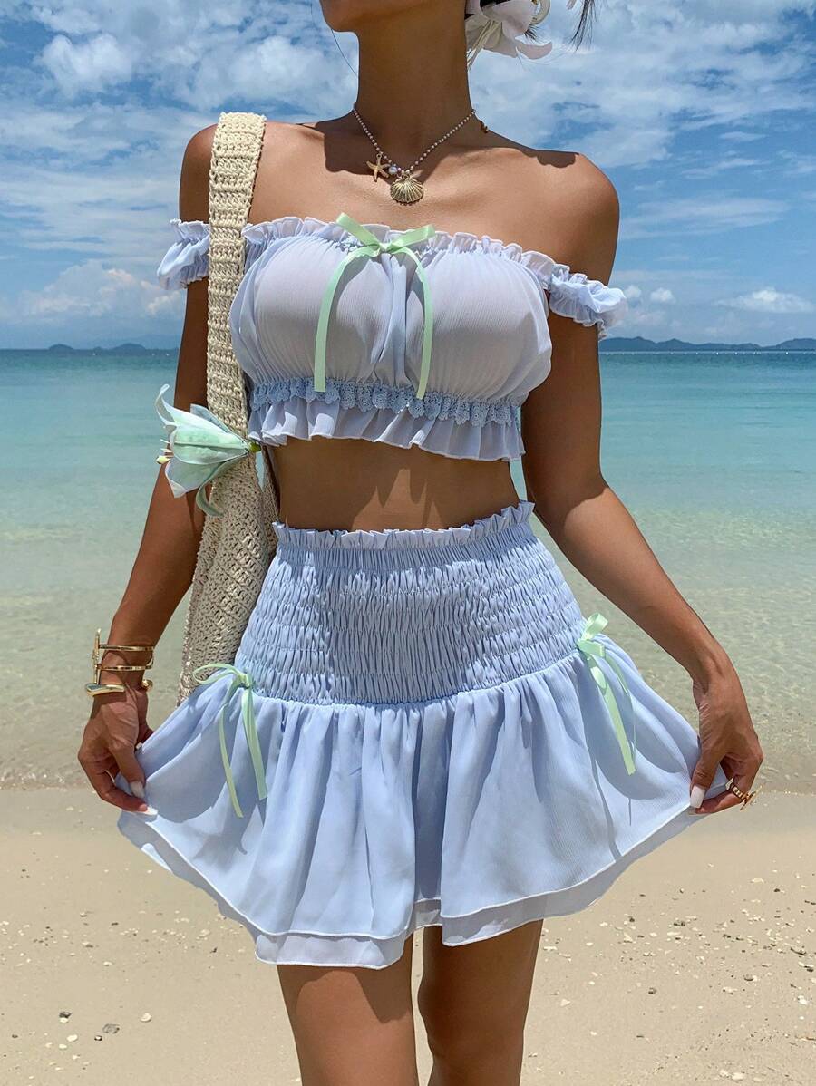 SHEIN EZwear 2 件女式荷叶边蝴蝶结露肩上衣和裙子套装,沙滩装 - 淺藍色 - 查看 1
