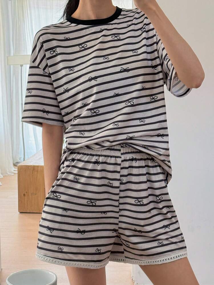2 piezas Conjunto de pijama de mujer con camiseta de manga corta holgada con estampado de rayas y lazos, y shorts