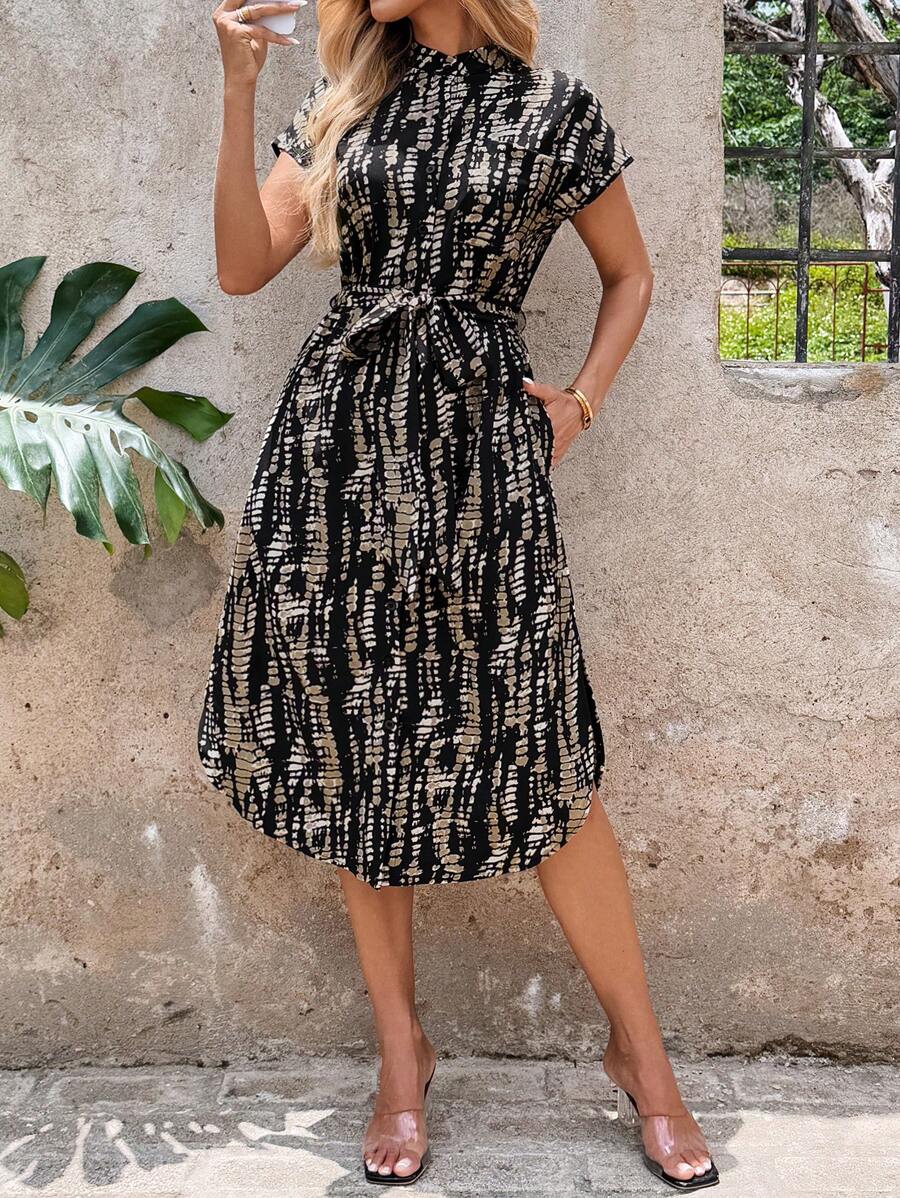 SHEIN Clasi 女装休闲度假旅行几何图案印花前扣衬衫腰带蝴蝶结口袋侧开衩2025夏季新款短袖长裙