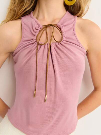 Nöista 罗纹针织背心，前襟饰有迷人的锁孔形系带，非常适合美国独立日或圣约翰之夜。搭配格纹半身裙，轻松打造时尚造型。