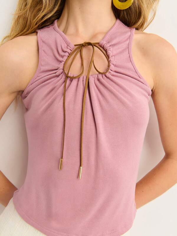 Nöista 罗纹针织背心，前襟饰有迷人的锁孔形系带，非常适合美国独立日或圣约翰之夜。搭配格纹半身裙，轻松打造时尚造型。