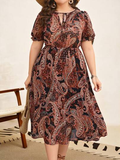 SHEIN Clasi Vestido con estampado de paisley, cuello con corbata y mangas abullonadas en talla grande, vestido de verano/playa, vestido bohemio para vacaciones, vestimenta occidental para mujer