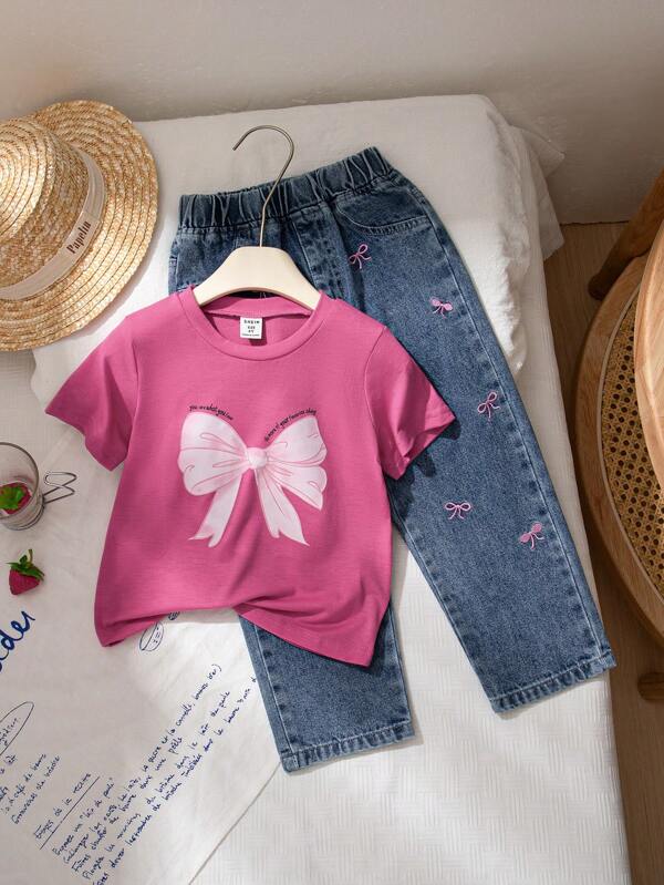 Conjunto de verano para niña durante el Ramadán, compuesto por camiseta de manga corta y cuello redondo con estampado de lazo, y pantalones vaqueros con lazo bordado. Diseño casual, cómodo y a la moda.