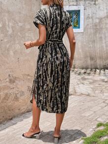 SHEIN Clasi 女装休闲度假旅行几何图案印花前扣衬衫腰带蝴蝶结口袋侧开衩2025夏季新款短袖长裙