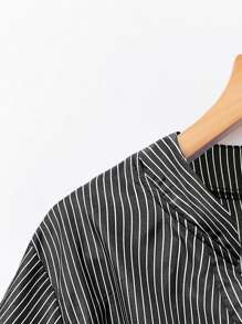SHEIN LUNE Áo sơ mi tay ngắn cổ chữ V họa tiết sọc xanh thêu đặc biệt cho nữ mùa xuân/hè thường ngày đi làm cỡ lớn - màu đen - Xem 3