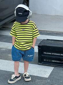 1 件年轻男孩休闲街头风格舒适时尚百搭柔软短袖 T 恤，带有时尚条纹和卡通人物印花，适合春夏季