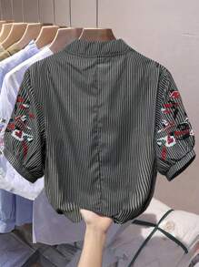 SHEIN LUNE Áo sơ mi tay ngắn cổ chữ V họa tiết sọc xanh thêu đặc biệt cho nữ mùa xuân/hè thường ngày đi làm cỡ lớn - màu đen - Xem 2