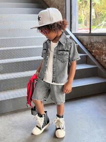 Conjunto de 2 piezas para niño pequeño de camisa negra casual y cómoda, y pantalones cortos de mezclilla de corte holgado, look urbano y cool, conjunto básico y versátil para usar en interior/exterior, ropa de ocio para niños en primavera y verano